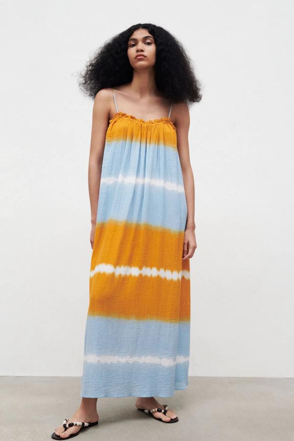 Este vestido largo de tirantes con escote amplio y estampado tie dye cuenta con detalle de abertura y lazada en la espalda. Tiene un precio de 29,95 euros.