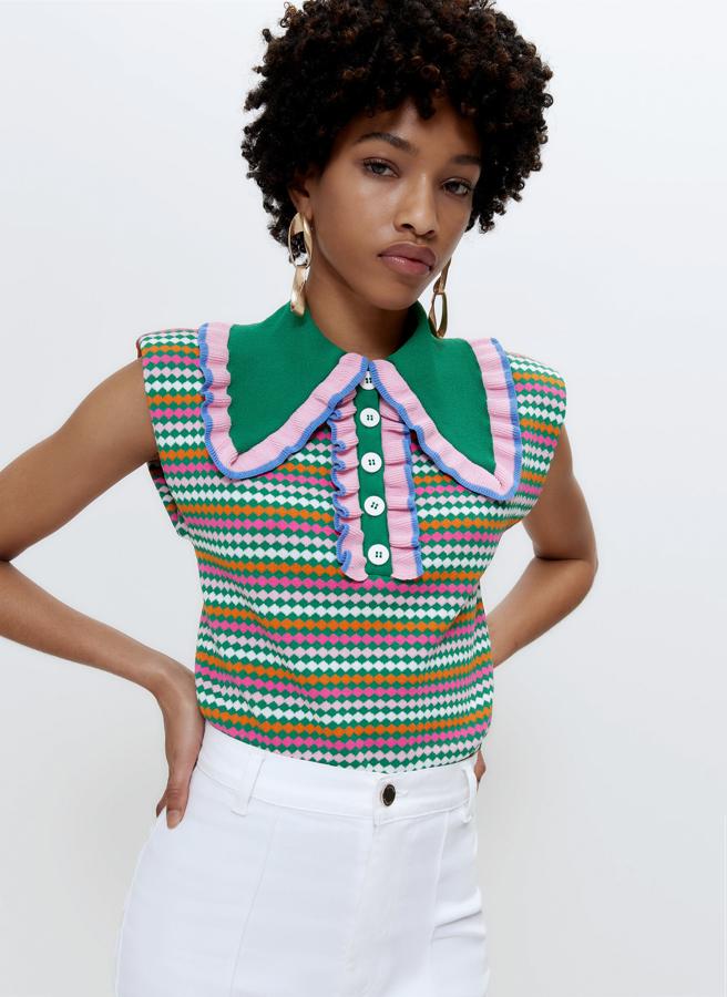 Este vestido corto con escote de pico y manga corta cuenta con volantes y bordados. Con abertura en la espalda, tiene un precio de 129 euros.