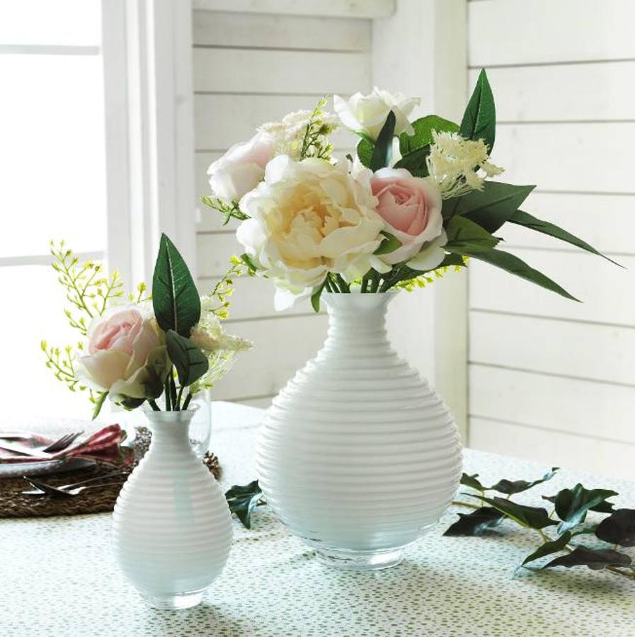 Los jarrones decorativos INBJUDEN (9 euros).