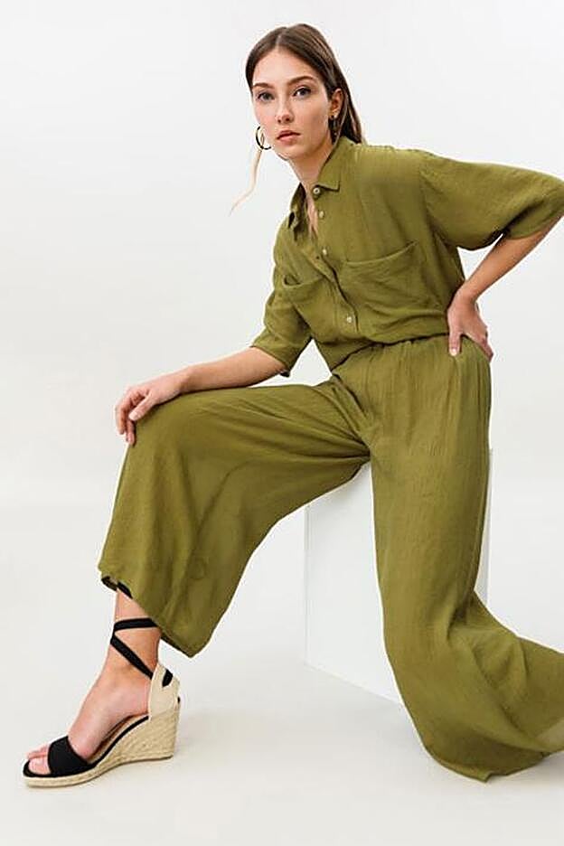 Disponible en cuatro colores diferentes, uno de ellos con estampado floral, este favorecedor conjunto promete ser un gran aliado este verano.