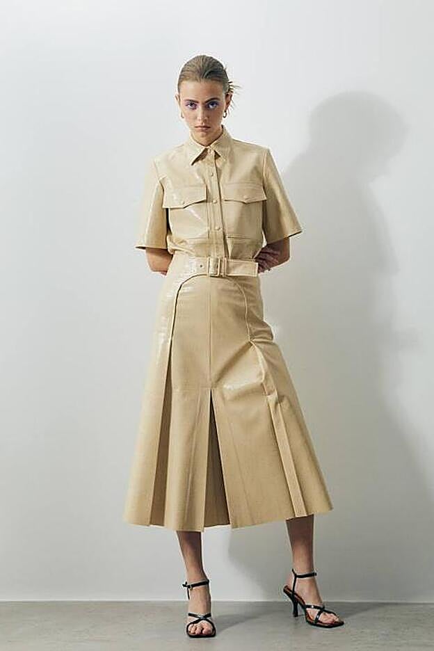 La falda efecto piel cuesta 39,99 €