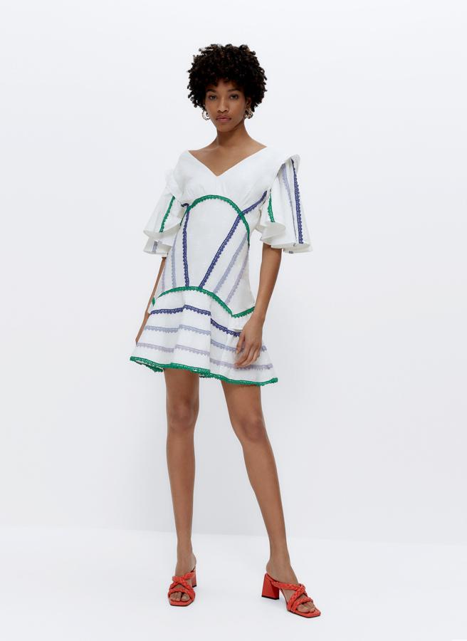 Este vestido corto con escote de pico y manga corta cuenta con volantes y bordados. Con abertura en la espalda, tiene un precio de 129 euros.