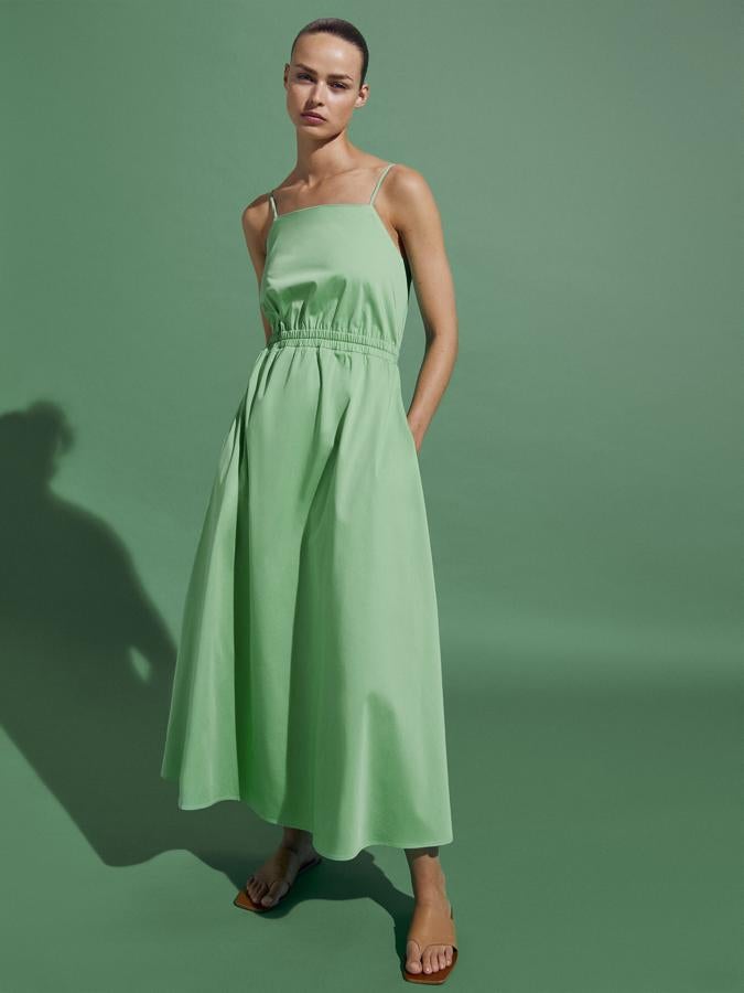 De corte evasé, con dos bolsillos laterales y tirantes finos, este vestido en verde manzana con tirantes finos y confeccionado en algodón tiene un precio de 79,95 euros y solo queda en las tallas M y L.