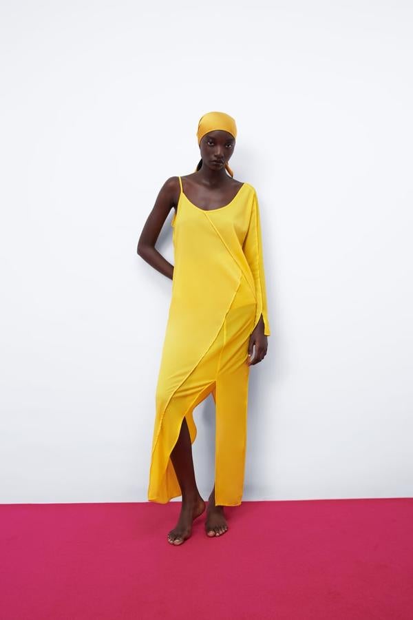 Vestido largo asimétrico de gasa, de Zara (25,95 €).