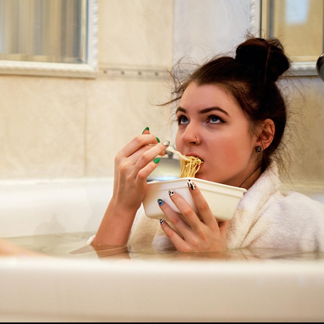 No es fundamental desayunarpero sí es más importante conocer por qué sucede para intentar que luego no te des atracones durante el día. Pincha para ver las mejores apps para hacer ejercicio en casa.