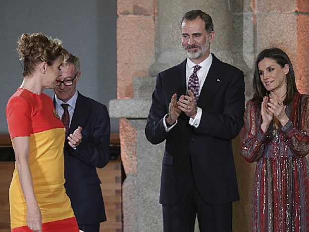 Ágatha Ruiz de la Prada recibió el Premio Nacional con un vestido patriótico.