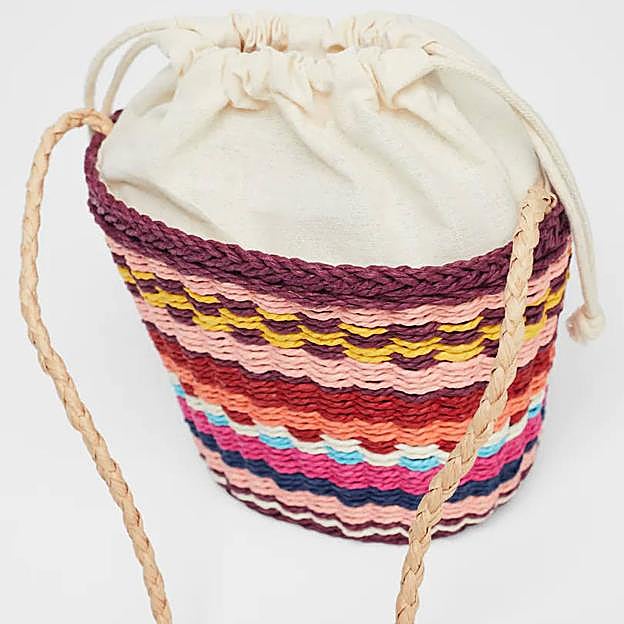 El bolso bandolera está confeccionado con papel