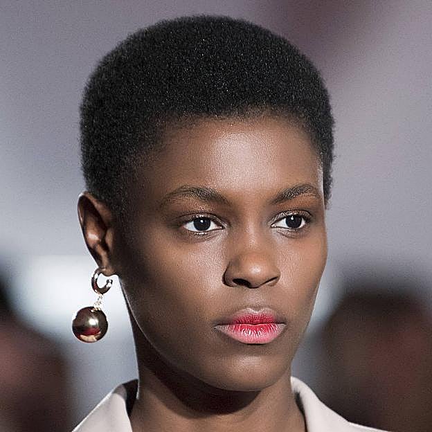 Si tu piel es muy oscura, deberías apostar por un tono metalizado