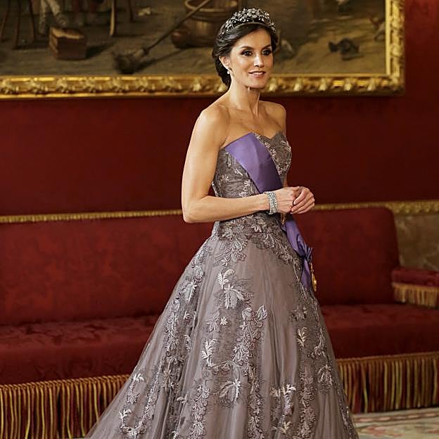 Para la última cena de gala en el Palacio Real, en honor al Presidente de Perú, doña Letizia apostó por este imponente diseño de Felipe Varela que había estrenado ocho años antes, en 2011, en la cena previa a la boda de Kate Middleton y Guillermo de Inglaterra.