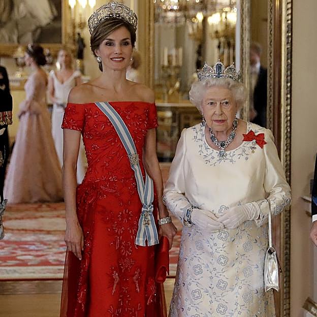 La Reina, de rojo Varela en Buckingham Palace en 2017.