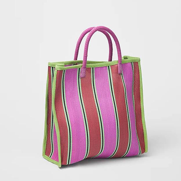 El shopper de rayas tiene un precio de 17,95 €