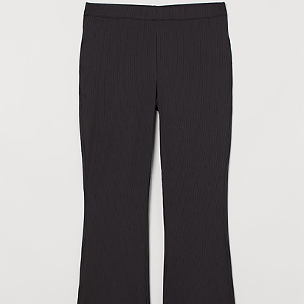 Pantalones con pernera flaore de canalé de la nueva colección de H&M.