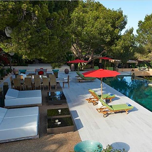 Vista de la piscina y parte de la zona ajardinada de Can Rcío, una de las propiedades de Paquita Marsan en Ibiza y donde se iba a celebrar la boda de María Juncadella Hohenlohe.