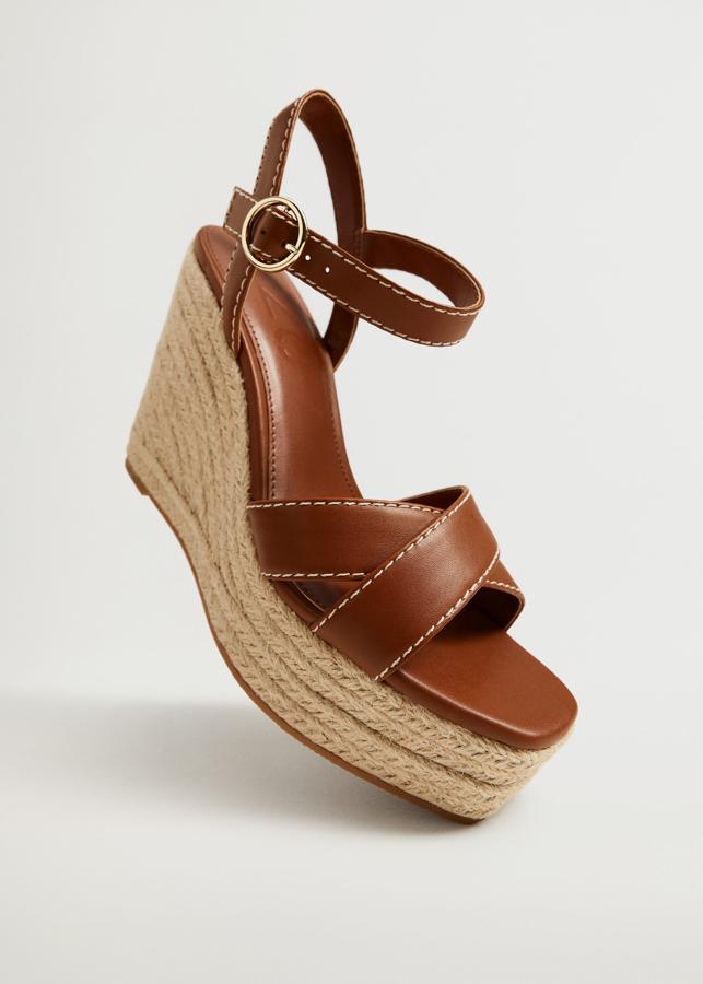 ¿Te imaginas ir en verano con unos tacones tan altos como estos? ¡Duele solo de pensarlo! Sin embargo, estas alpargatas de cuña de esparto, además de estilizar y sumar casi 12 centímetros, son comodísimas. Cuestan 39.99 euros en Mango.