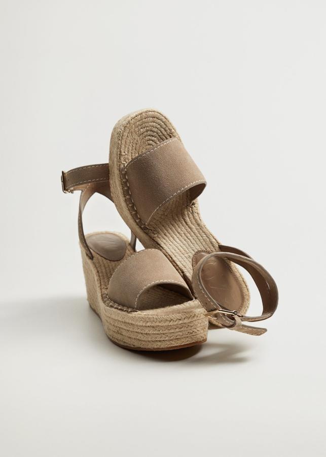 Perfectas de la mañana a la noche, estas alpargatas con plataforna alargan las piernas y son muy cómodas. Precio: 39.99 euros en Mango.