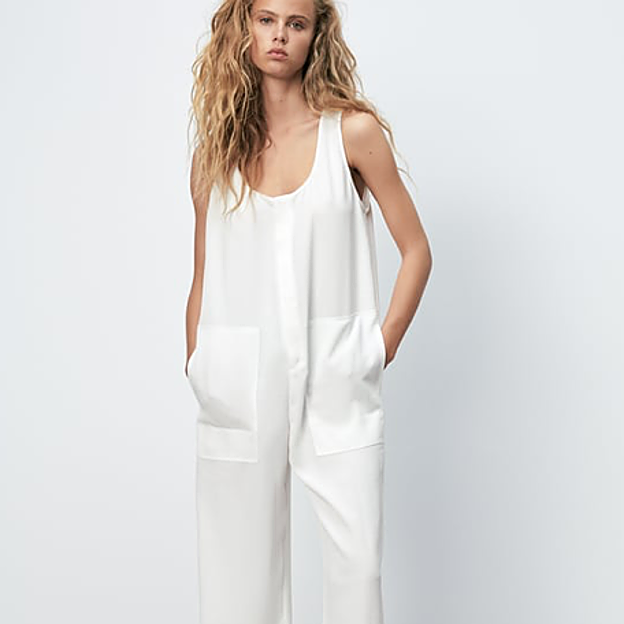 Mono de silueta oversize de la nueva colección deZara, disponible hasta la XXL.