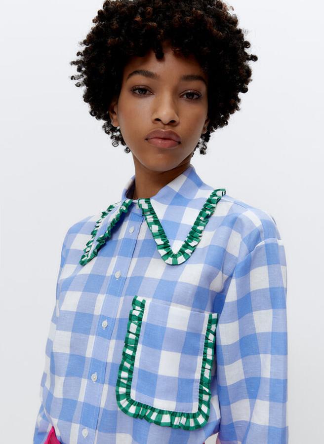 Camisa con estampado de cuadros en verde y azul de Uterqüe (69,99 euros)