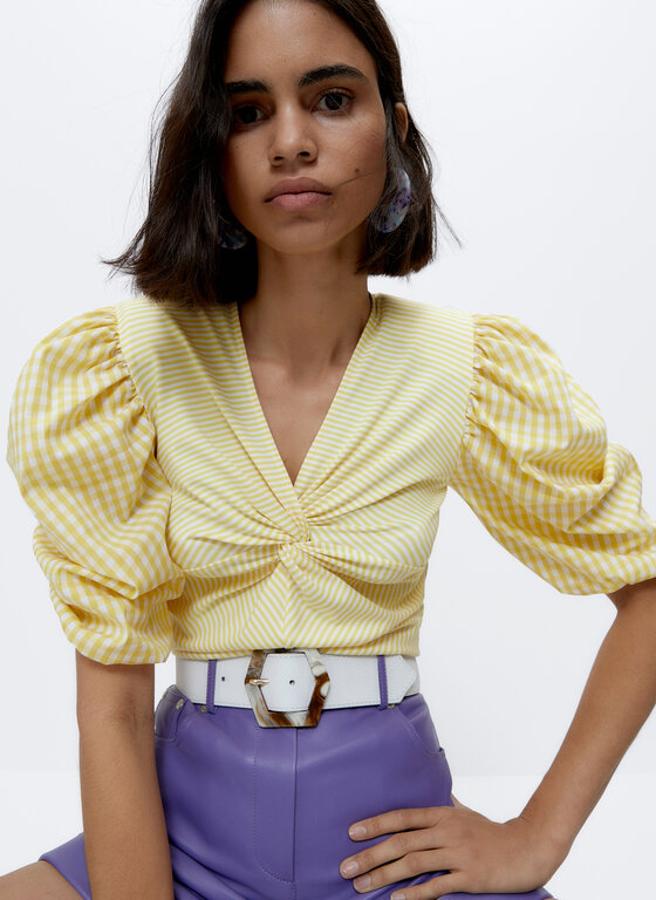 Blusa con mangas abullonadas en amarillo y blanco de Uterqüe (69,99 euros)