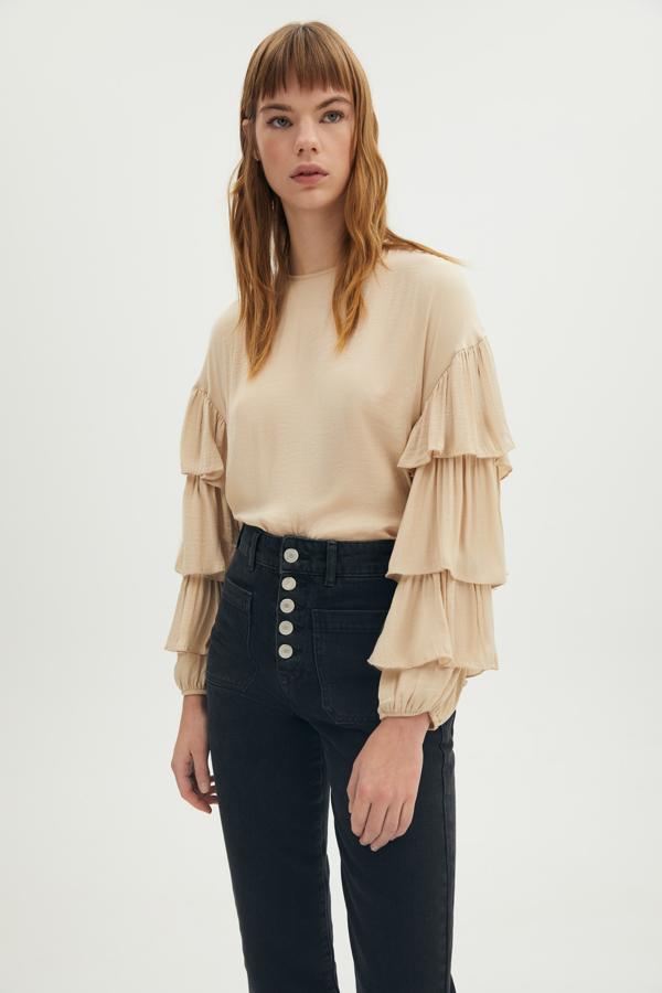Con mangas largas con volantes y cuello caja, esta blusa que podemos encontrar en blanco, negro y camel ha pasado de 15,99 euros a 13,99 euros y está disponible entre las tallas S y XL, aunque en todos los tonos se ha agotado alguna. 