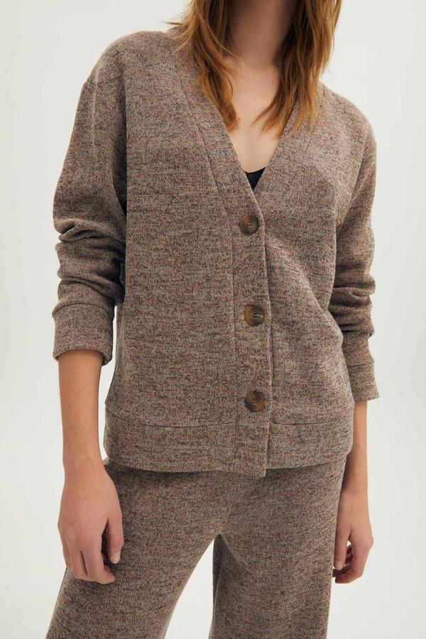 En marrón jaspeado, con escote de pico y cierre de botones frontal, este cárdigan costaba 23,99 euros y ahora podemos encontrarlo por 13,99 euros solo en las tallas L y XL. 