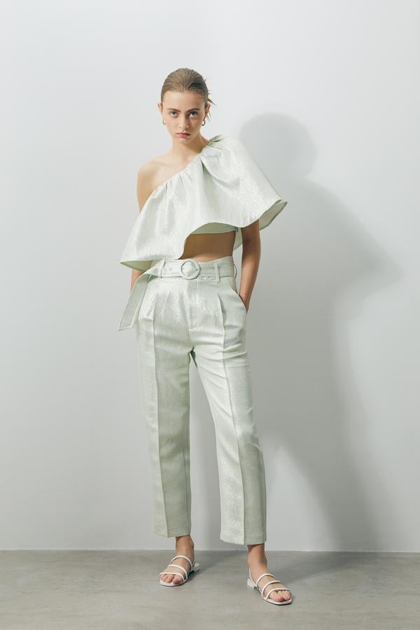 Con volante asimétrico, bandeau interior y acabado brillante, este cuerpo está disponible entre las tallas XS y L y ha pasado de 35,99 euros a 19,99 euros. 