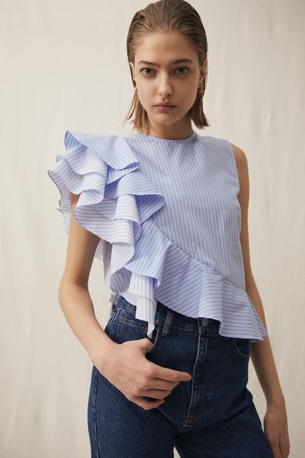 Con volantes sucesivos que nacen en el hombro y terminan en la cintura, este cuerpo de rayas blancas y azules está disponible en las tallas S, M y L y ha pasado de 29,99 euros a 19,99 euros. 