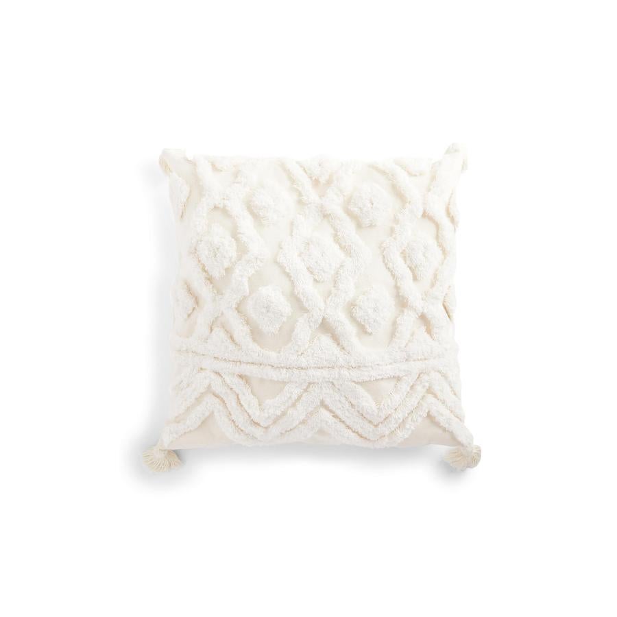 Los cojines no pueden faltar en la terraza. Añade una opción natural, y con algún bordado más especial como este de Primark Home DE 50x50 centímetros. Cuesta 12 euros.