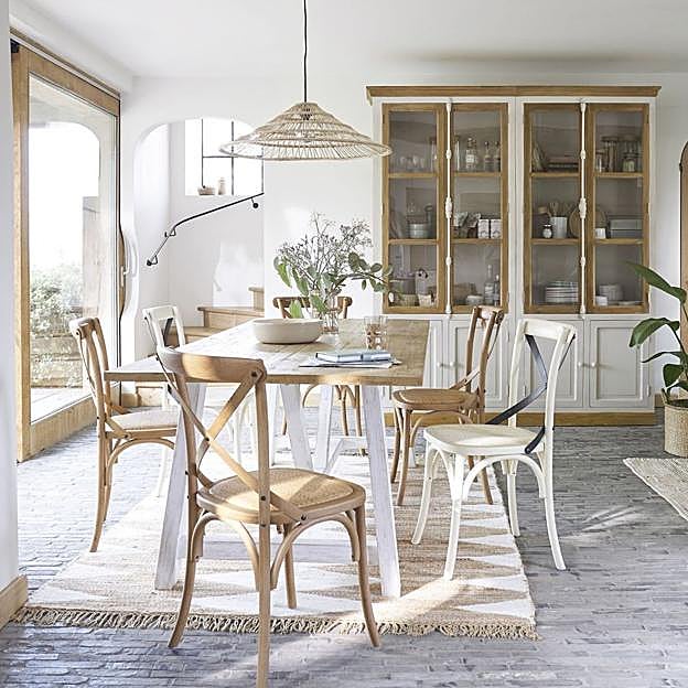 Comedor amplio en blanco y marrón con piezas de Maisons du Monde.