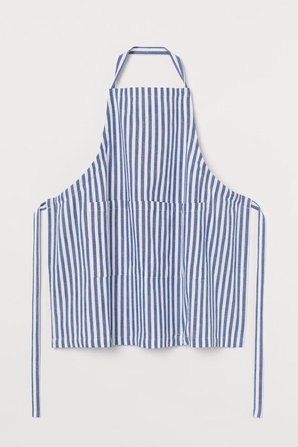 Las rayas vuelven a ser las protagonistas en verano, y en las casas de estilo marinero. Tanto en el dormitorio, como en la cocina, no pueden faltar detalles con estampado de rayas. Este delantal es de H&M Home y cuesta 12,99 euros.