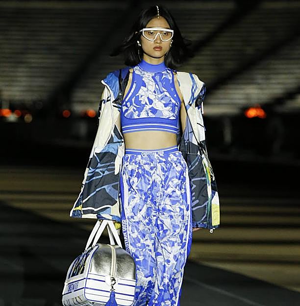 Imagen principal - La estética deportiva y los guiños olímpicos también tuvieron cabida en del desfile de Crucero 2022 de Dior
