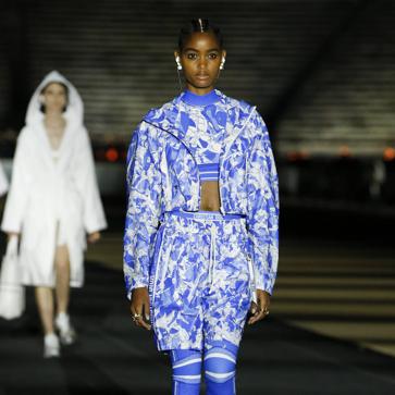 Imagen secundaria 1 - La estética deportiva y los guiños olímpicos también tuvieron cabida en del desfile de Crucero 2022 de Dior