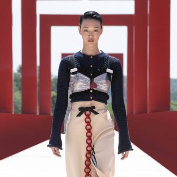 Imagen secundaria 1 - algunos detalles del desfile de Crucero 2022 de Louis Vuitton
