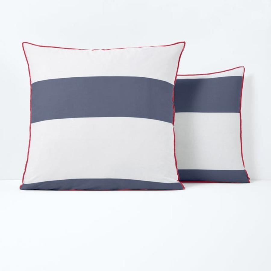 ¿Qué sería del estilo marinero sin las rayas? Los estampados de rayas no fallan. Añade esta funda de almohada de La Redoute en tu cama, y dale un toque más fresco. Además, está con descuento. Ahora cuesta 4,99 euros, y antes tenían un precio de 8,99 euros.