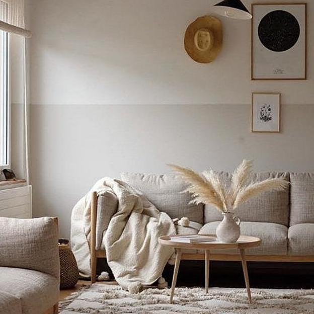 Salón con pintura gris y blanco.