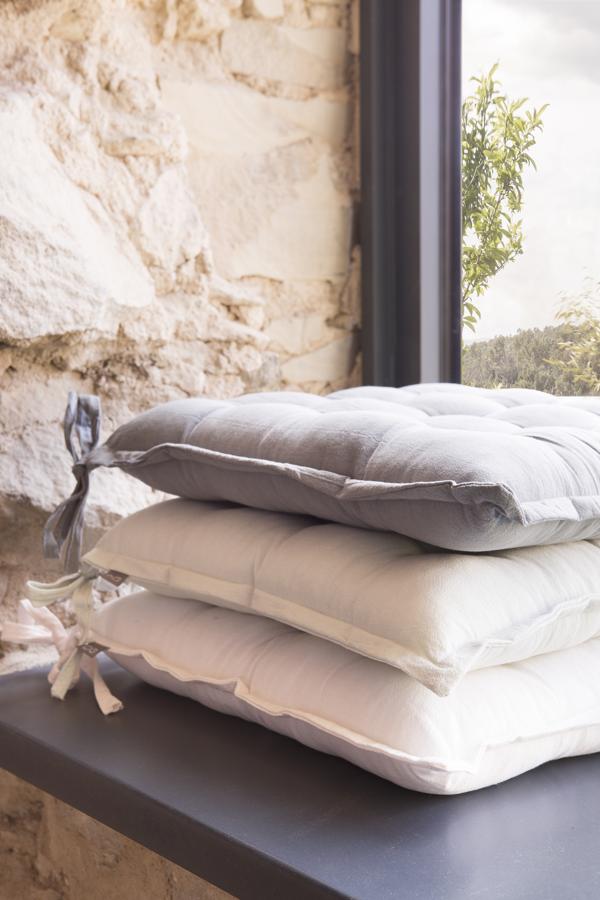 Si cuentas con sillas de comedor en el exterior, hazlas algo más cómodas con estos cojines de asiento.Cada uno cuesta 4,99 euros.