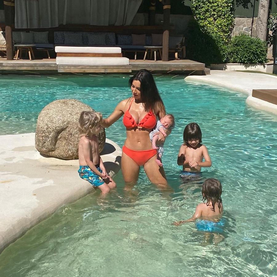La piscina de Pilar Rubio y Sergio Ramos te transportará a un hotel de ensueño en Bali. Fondo cristalino y en color verde, piedras alrededor de la piscina, y zonas algo menos profundas para los peques de la familia.