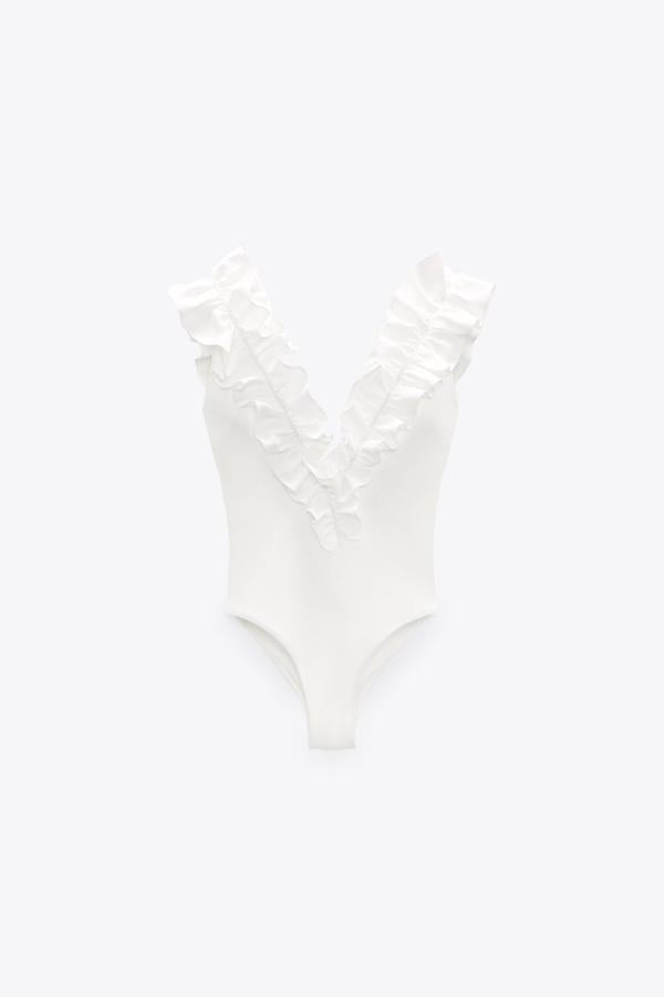 Bañador con volantes de color blanco de Zara (25,99 euros)