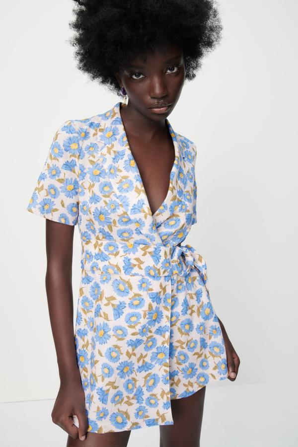 Mini vestido con estampado de flores de Zara (39,99 euros)