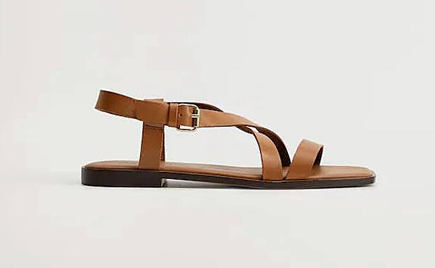 La sandalia de piel con diseño de tiras cuesta 39,99 €