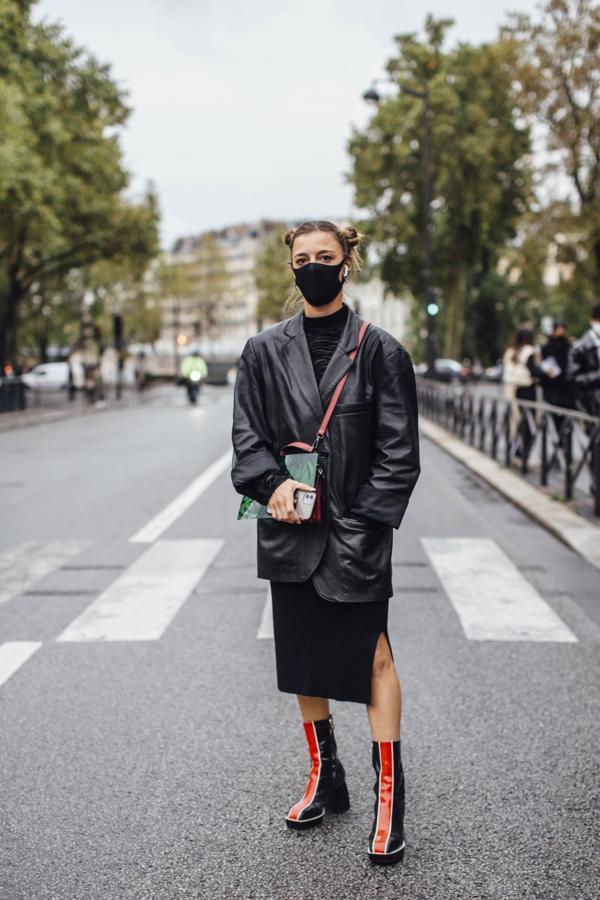 Directamente de los años 90, llega el peinado que puso de moda Mel B, de las Spice Girl. es muy fácil, sólo tienes que hacerte una raya en medio y recogerte la melena en dos coletas altas con cuidado de que queden a la misma altura. Luego las enrollas sobre sí mismas y las sujetas con algunas horquillas para formar dos moños pequeñitos con todo tu pelo. Un peinado muy fresco y juvenil.