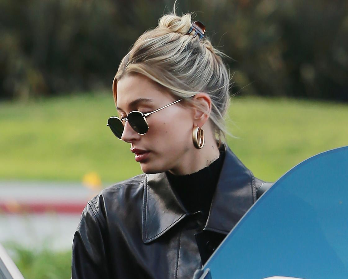 Este es el más fácil y el que más se lleva últimamente. Sólo tienes que recoger todo tu pelo enrollándolo ligeramente y sujetarlo a tu cabeza con una pinza grande, de las que se usaban en los años 90. Si dejas escaparse unos mechones a los lados, el efecto es muy favorecedor.