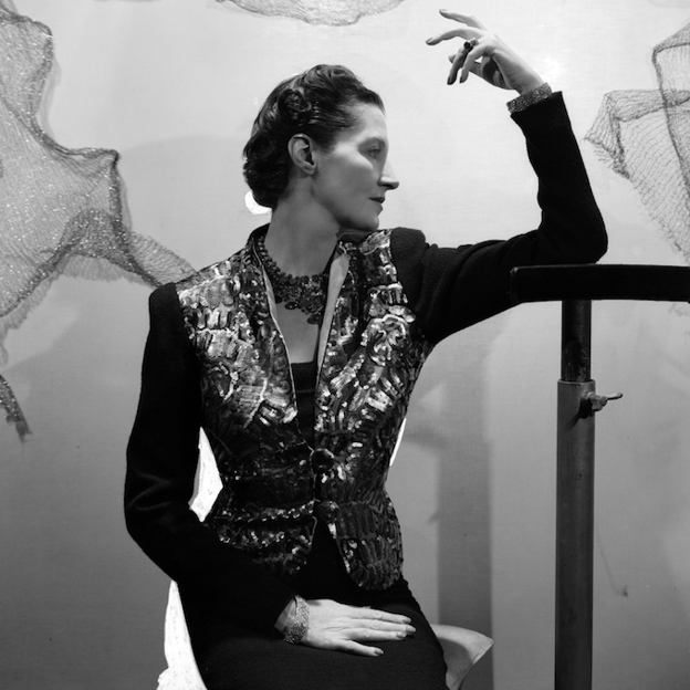 Daisy Fellowes fotografiada en 1937 por Cecil Beaton con el collar que Cartier diseñó para ella, el 'Collar Hindú' o 'Tutti Frutti', que aparece en el libro 'The Cartiers: The Untold Story of the Family Behind the Jewelry Empire'. 