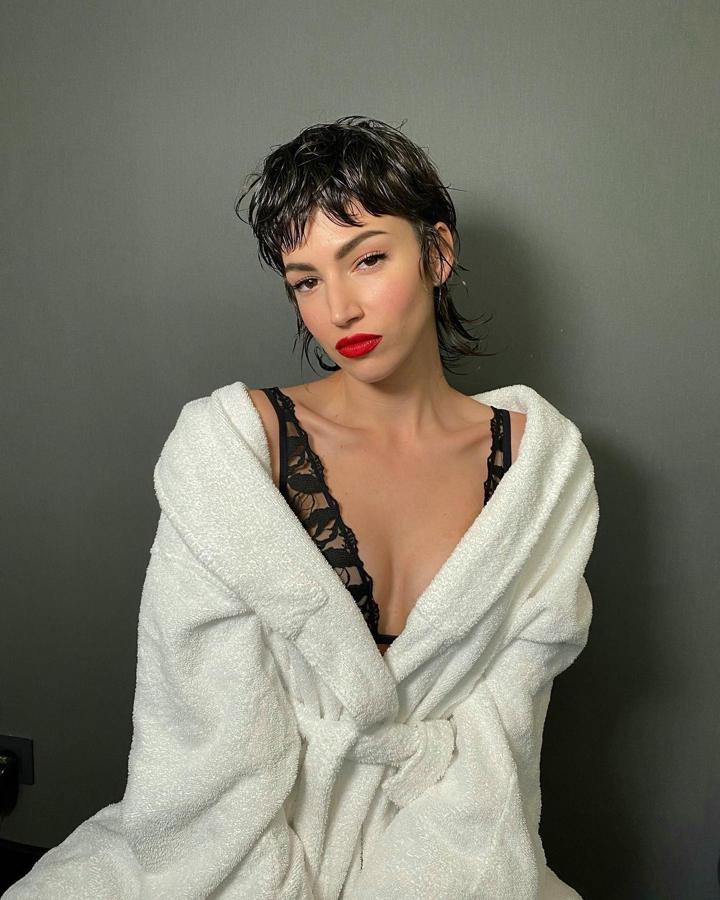 Los 80 han vuelto, tanto en tus looks como en tu cabello. Y sino que se lo digan a Úrsula Corberó, que es la embajadora del corte mullet, con permiso de Miley Cyrus, claro. Sólo tienes que pedir a tu peluquero que te corte el palo más corto en la parte superior y en los lados y más largo en la parte de atrás. ¿Lo mejor? Que al ser un corte de pelo bastante punk no necesitas absolutamente nada para que esté perfecto, sólo peinarlo con los dedos y listo.