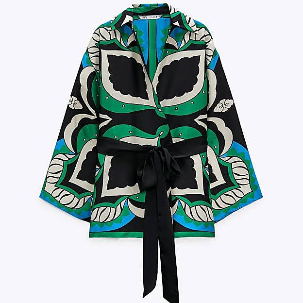 La blusa cuenta con un cinturón que permite ajustarla