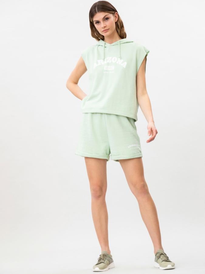 Disponible en varios colores, este conjunto de chándal está formado por sudadera sin mangas y con capucha y pantalón corto con cintura elástica. Tiene un precio de 14,99 euros.