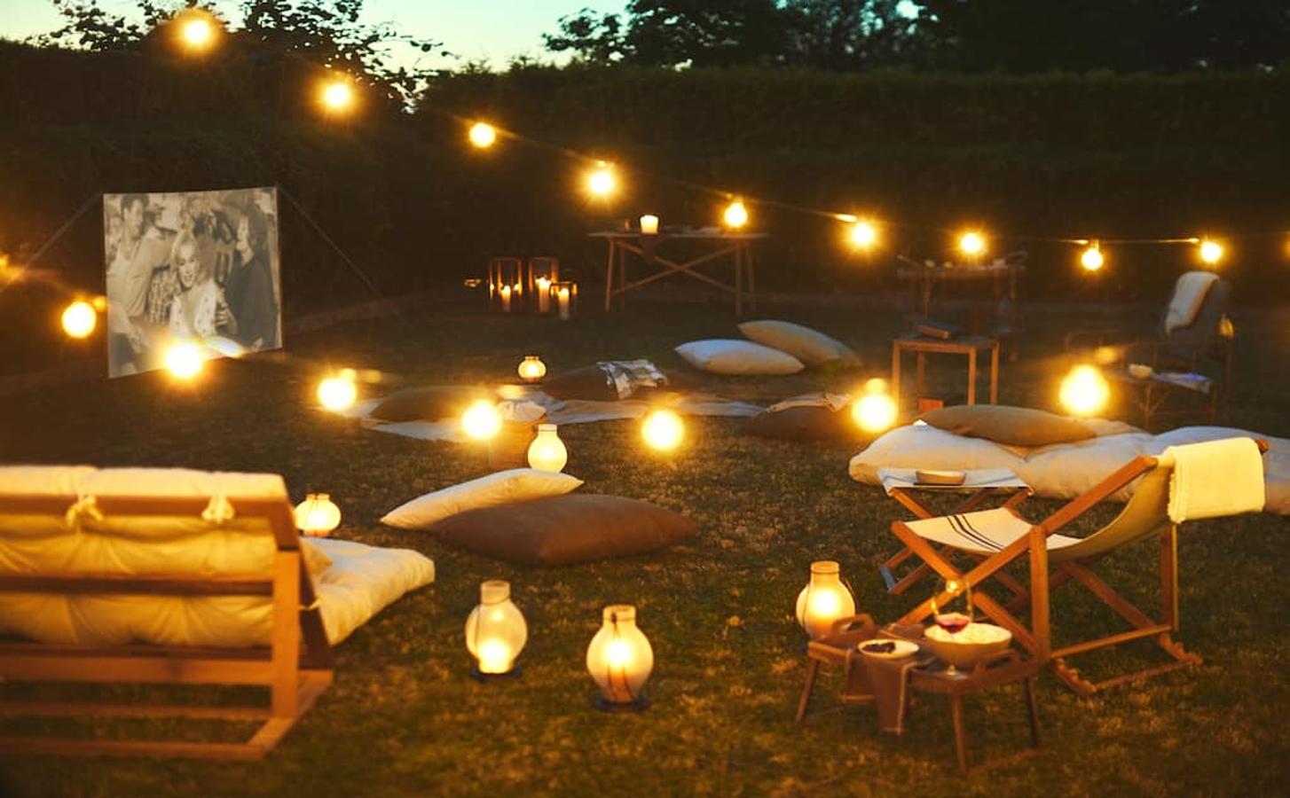 Zara Home nos propone montar un cine de verano en el jardín, y pone a nuestra disposición todo lo que necesitamos. Una pantalla proyectora (199 euros), un proyector de cine (649 euros) y luces de verbena (10 metros, por 25.99 euros).