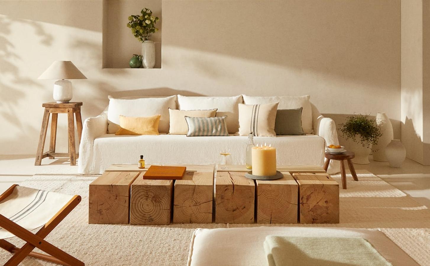 Nos queremos pasar todo el verano en un salón exterior como este: los cojines están disponibles desde 14.99 euros, la silla plegable cuesta 129 euros y los jarrones, desde 59.99 euros.