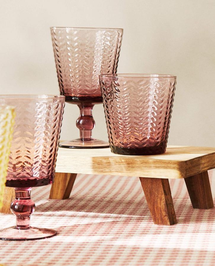 Esta cristalería ideal de inspiración retro con color está disponible desde 5.99 euros cada pieza.