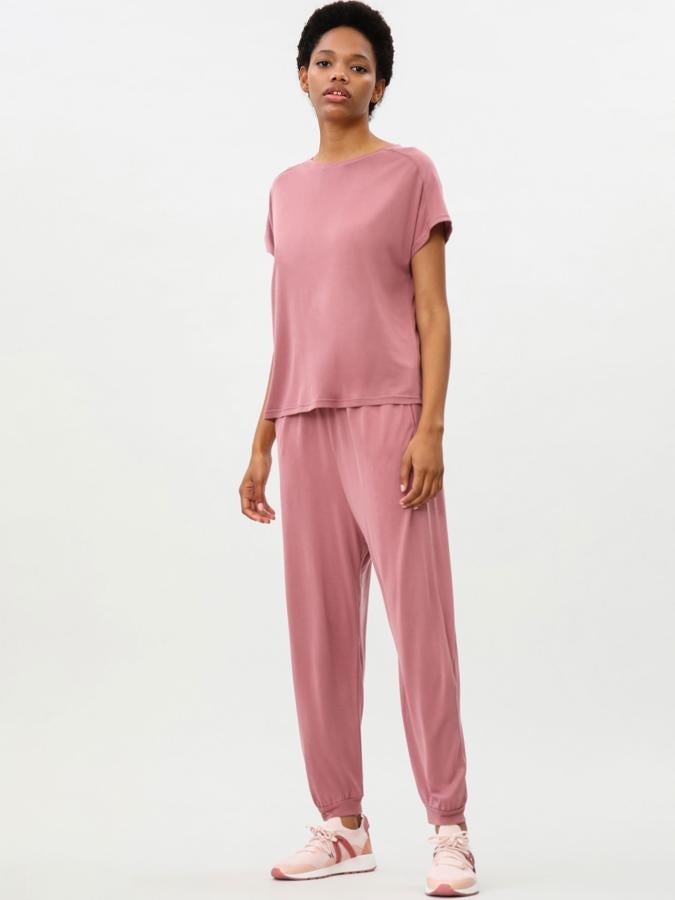 En color rosa empolvado, aunque disponible en otros colores, este conjunto está formado por camiseta (7,99 euros) fluida de manga corta con bajo asimétrico y pantalón (14,99 euros) con bolsillos a juego.
