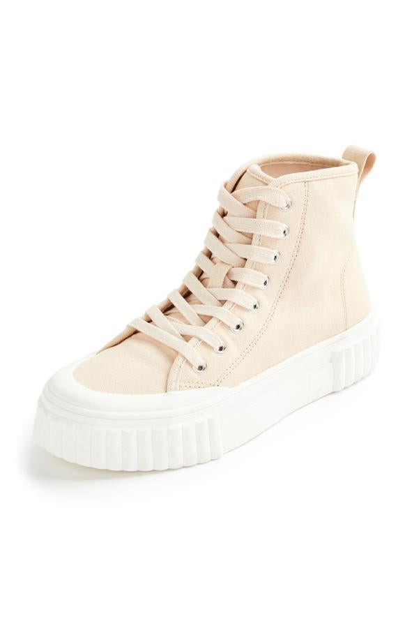 En lona de color crudo, estas deportivas altas con cordones y suela estriada de color blanco tienen un precio de 14 euros.